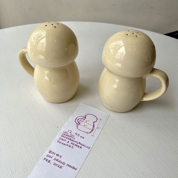 Vintage 70s Cream Ceramic Mushroom Salt & Pepper Shakers with Handles - Picture 10 of 10